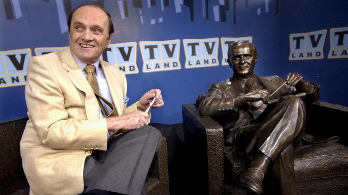 Comedian Bob Newhart sits with a bronze likeness of Dr. Bob Hartley, the character he played in the sitcom “The Bob Newhart Show,” at the unveiling of the statue in 2004 in Chicago.