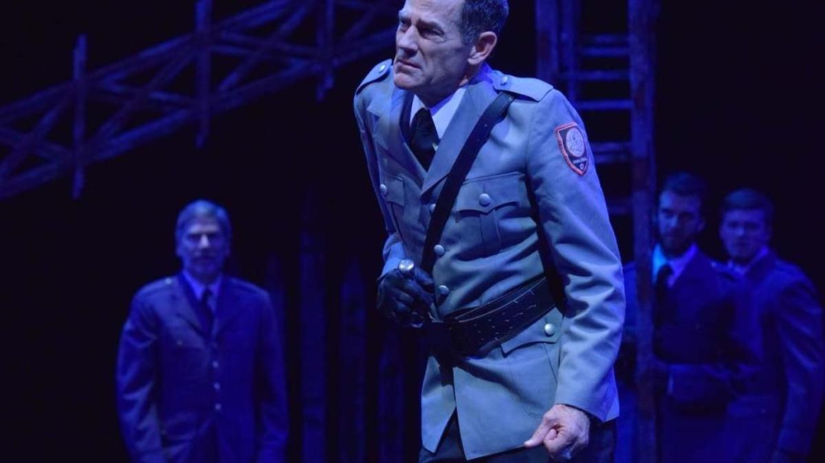 Andrew Philpot stars as the title monarch in PCPA-Pacific Conservatory Theatre’s production of “Richard III.”