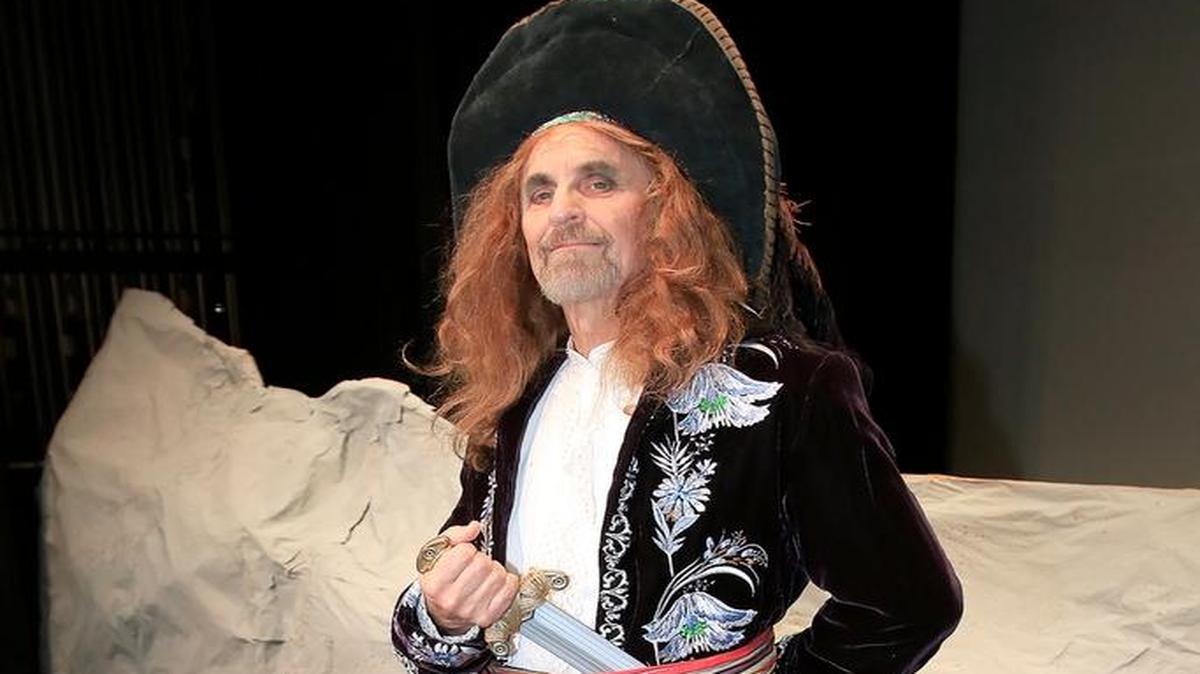 Steve Cohen stars as the Pirate King in “The Pirates of Penzance.”