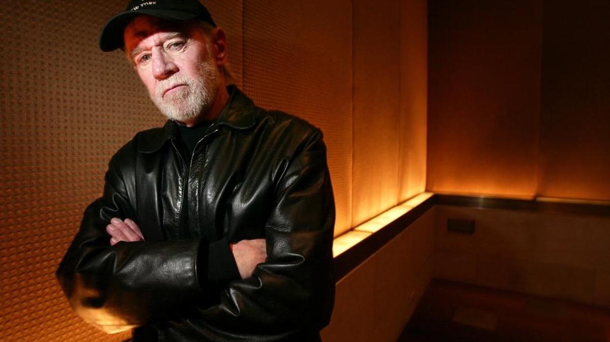 Actor and comedian George Carlin poses for a photo in a New York hotel in 2004.
