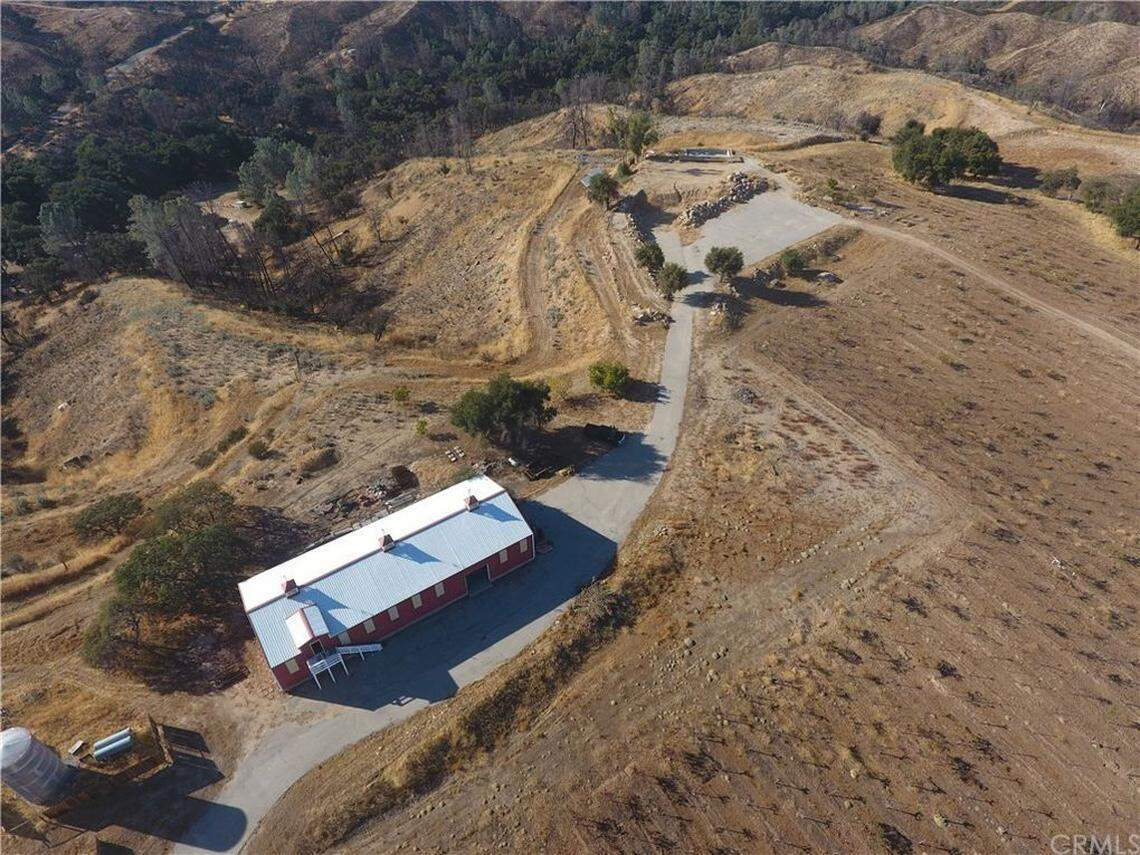 A Santa Margarita ranch belonging to “Big Bang Theory” star Johnny Galecki is on the market for $825,000. The 160-acre property features a 4,000-square-foot workshop, a swimming pool and a vineyard.