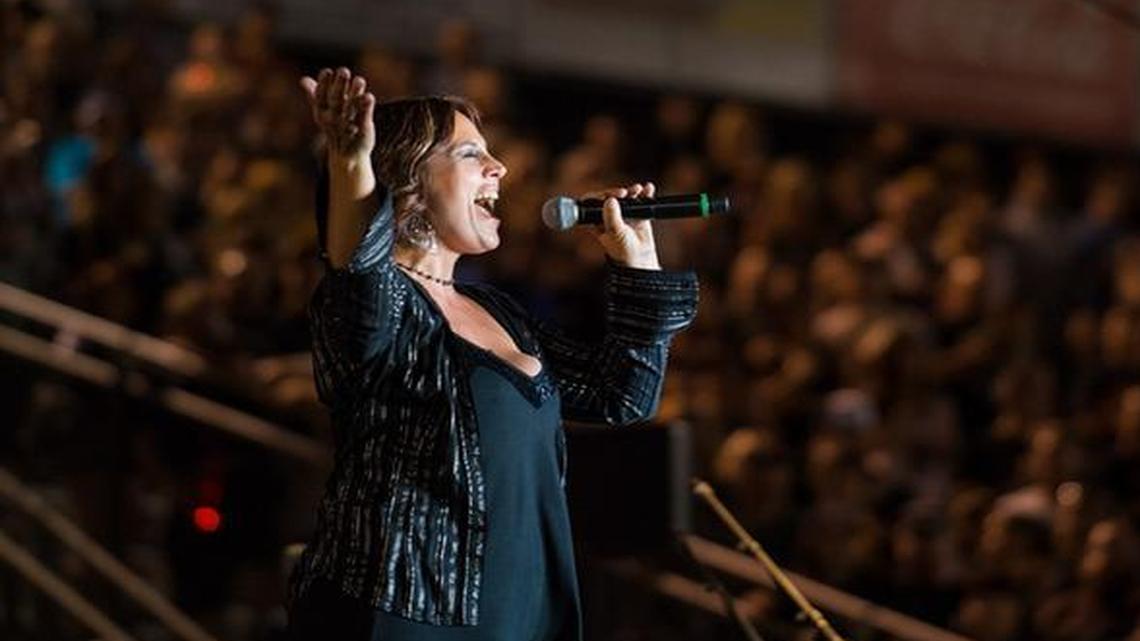Angela Nelson performs the national anthem before a concert at the California Mid-State Fair in 2015.