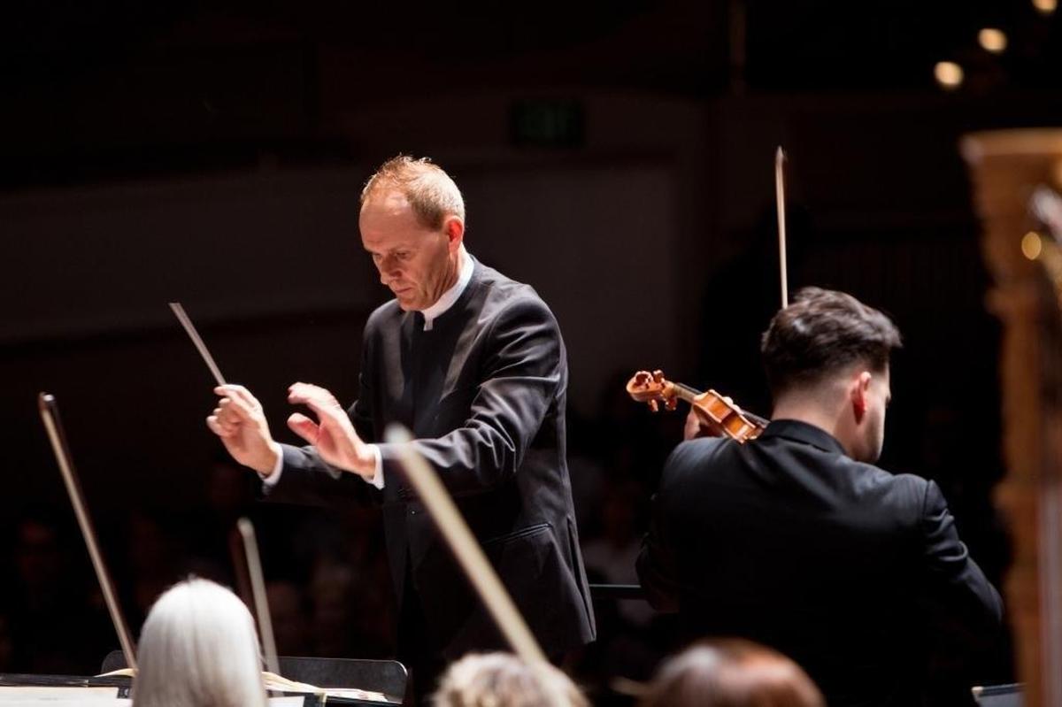 Andrew Sewell and the San Luis Obispo Symphony will perform a New Year’s Eve Pops concert at the Performing Arts Center in San Luis Obispo.
