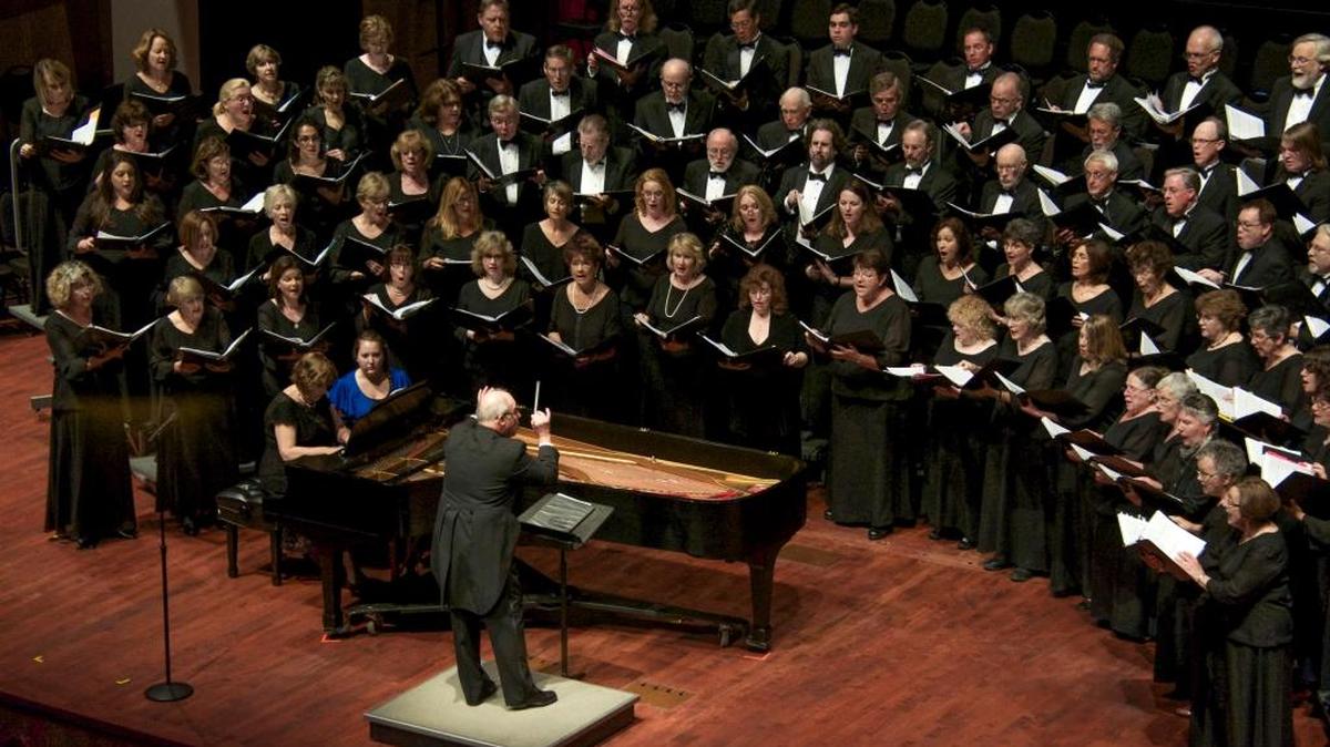 Artistic director Thomas Davies conducts the San Luis Obispo Master Chorale in 2014. The ensemble kicks off its 33rd season Saturday at the Performing Arts Center in San Luis Obispo with a concert that includes includes Philip Glass’ “Itaipú.”