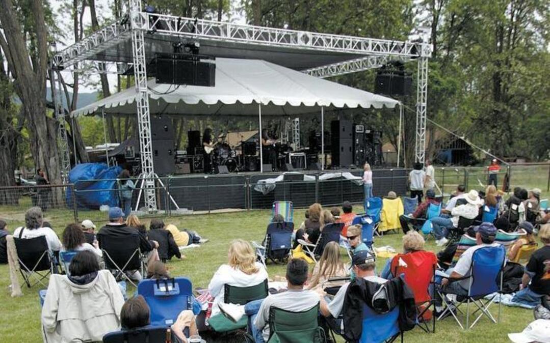 A concert at the Pozo Saloon in 2006.