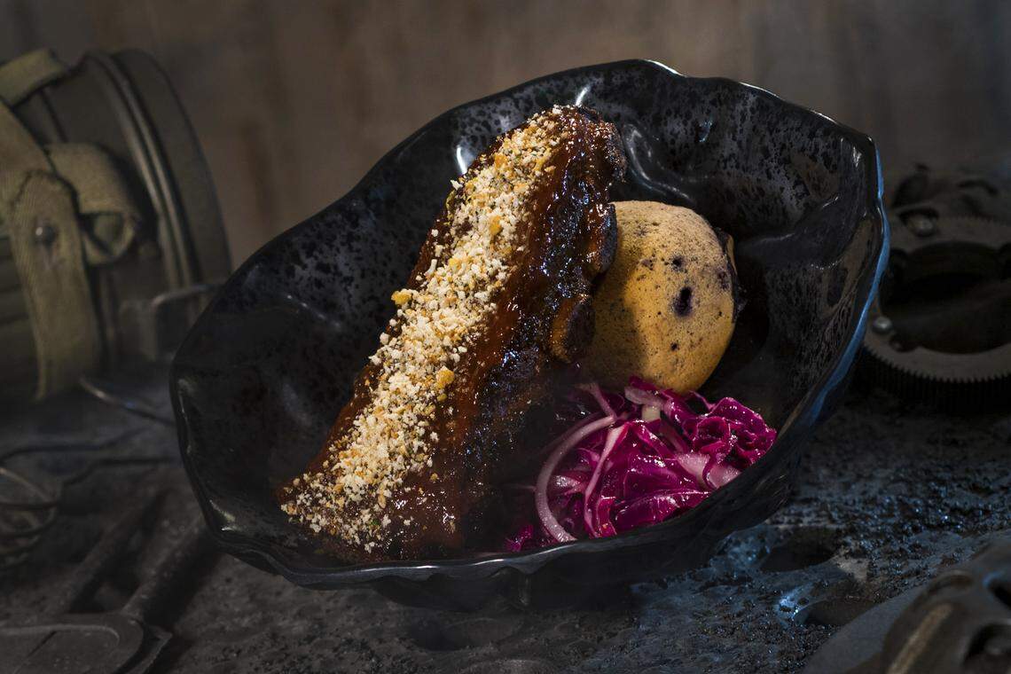 The Smoked Kaadu Ribs, found at Docking Bay 7 Food and Cargo inside Star Wars: Galaxy’s Edge at Disneyland, features smoked country sticky pork ribs with blueberry corn muffin and cabbage slaw.