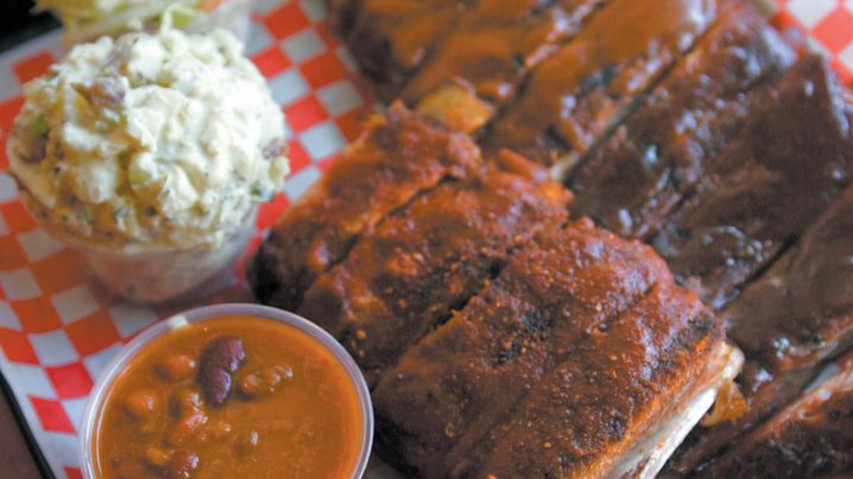 A barbecue rib combo from Mo’s BBQ Smokehouse in San Luis Obispo features three kinds of sauces. The restaurant closed on Monday, Dec. 26, 2022.