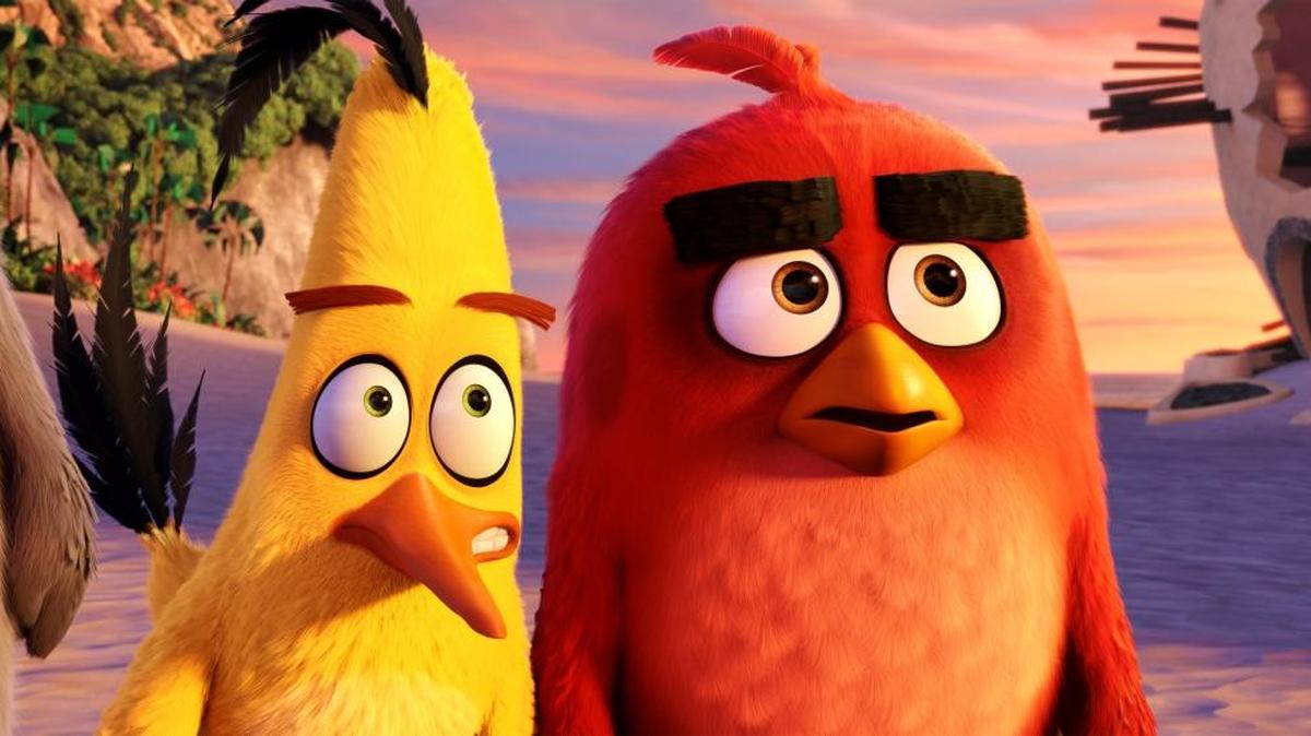 Chuck (Josh Gad) and Red (Jason Sudeikis) chat on the beach in “Angry Birds.”