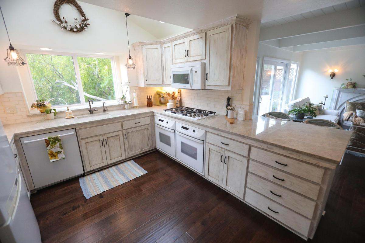 The kitchen of Ann Tye’s Cambria features quartzite countertops and repainted cabinets.