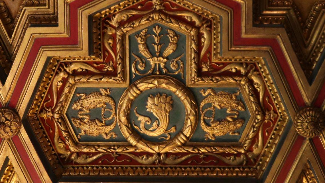 This ceiling in Casa Del Mar was made by Hearst craftsman. The horned toad, only found in North America, would not have been a subject for European castle craftsman.