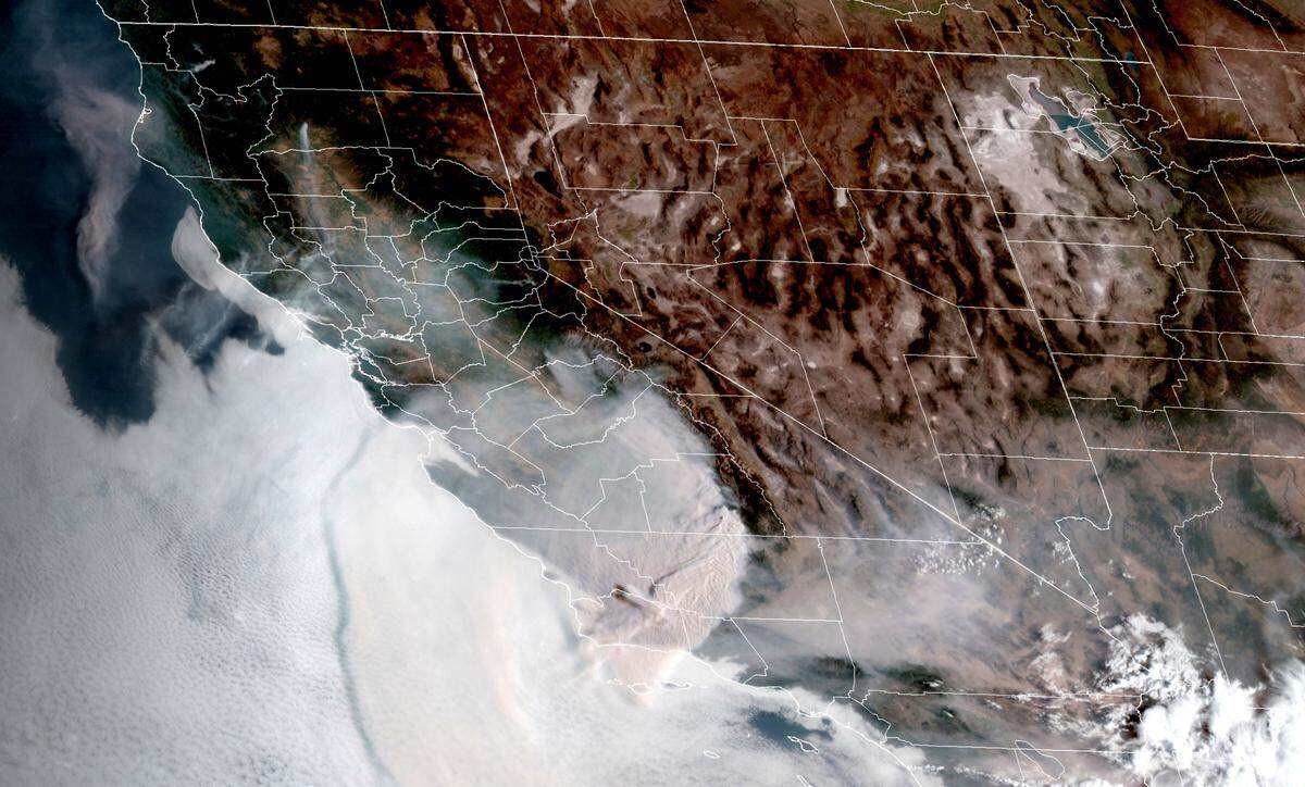 Satellite imagery from the National Oceanic and Atmospheric Administration shows how smoke from wildfires in Sequoia National Forest and National Park is impacting San Luis Obispo County.