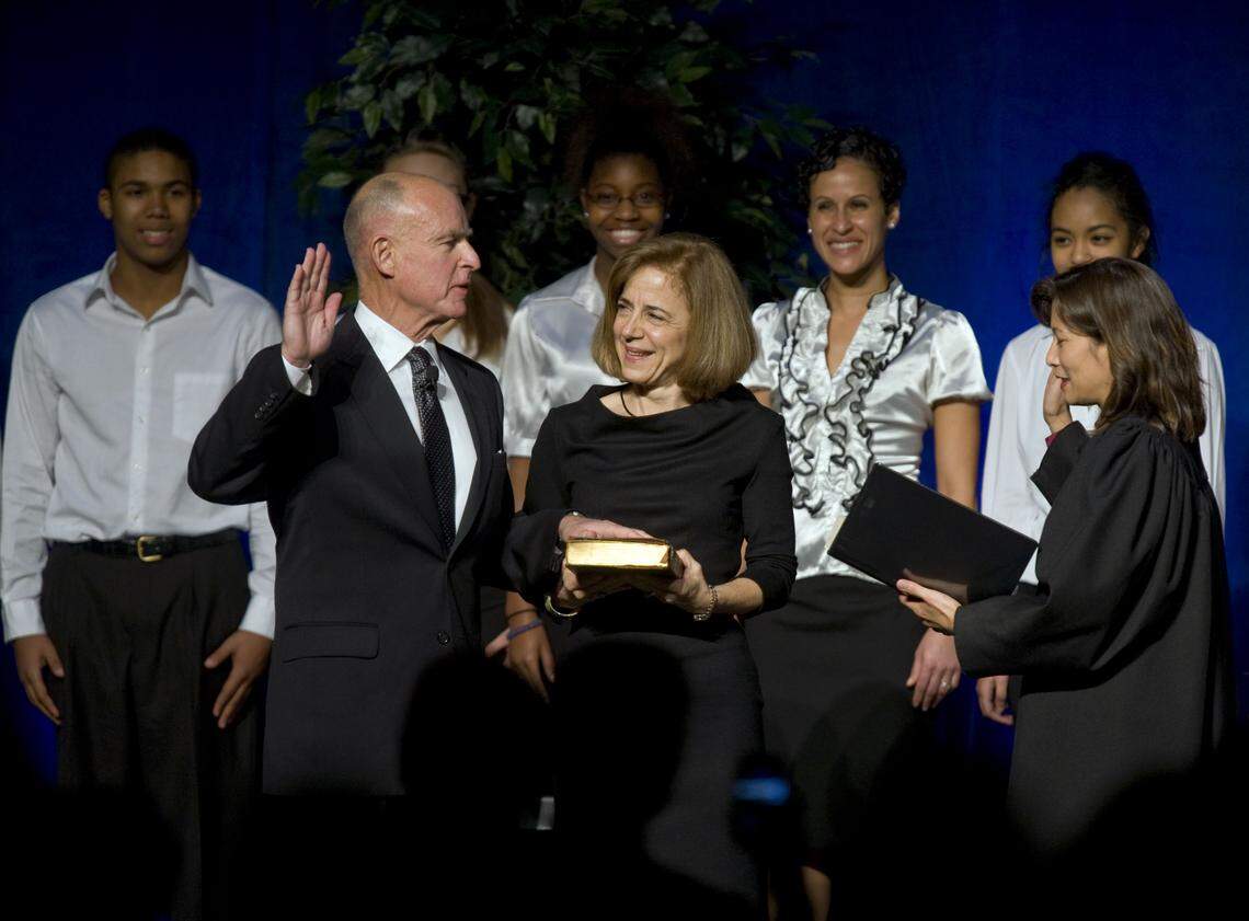 39. Edmund Gerald “Jerry” Brown Jr.: 2011-. Born 1938. Jerry Brown, with his wife, Anne Gust Brown by his side is sworn in by Tani Cantil-Sakauye, Chief Justice of the California State Supreme Court, right, during his inauguration at Memorial Auditorium. Monday, January 3, 2011. (Sacramento Bee photo by Randy Pench.)