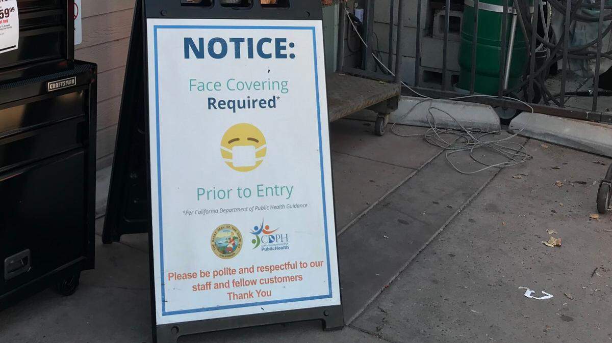 Carteles colocados en las tiendas de todo el Condado San Luis Obispo notifican a los compradores que es necesario llevar mascarilla para entrar.