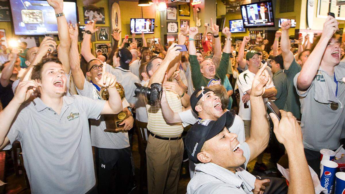 Cal Poly men's basketball players and staff cheer during the announcement of their NCAA bracket match-up against Texas Southern which they watched at Firestone Grill.
Photo by Joe Johnston 03-16-14