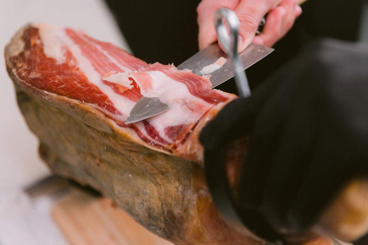 Peixes, a new oyster and small plates bar, is bringing seafood to the San Luis Obispo Public Market.