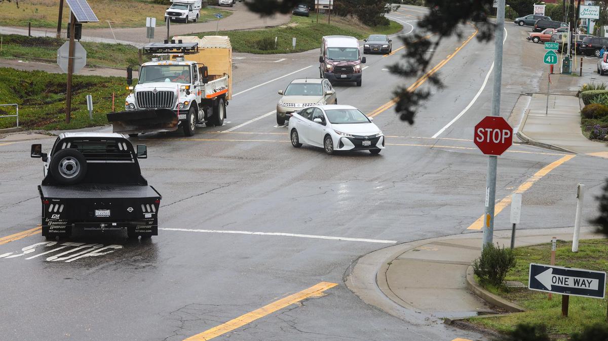 A controversial roundabout proposed for the busy intersection of Highway 41 and Main Street in Morro Bay was up for discussion at a town hall meeting when the city’s engineer was kicked off Zoom.