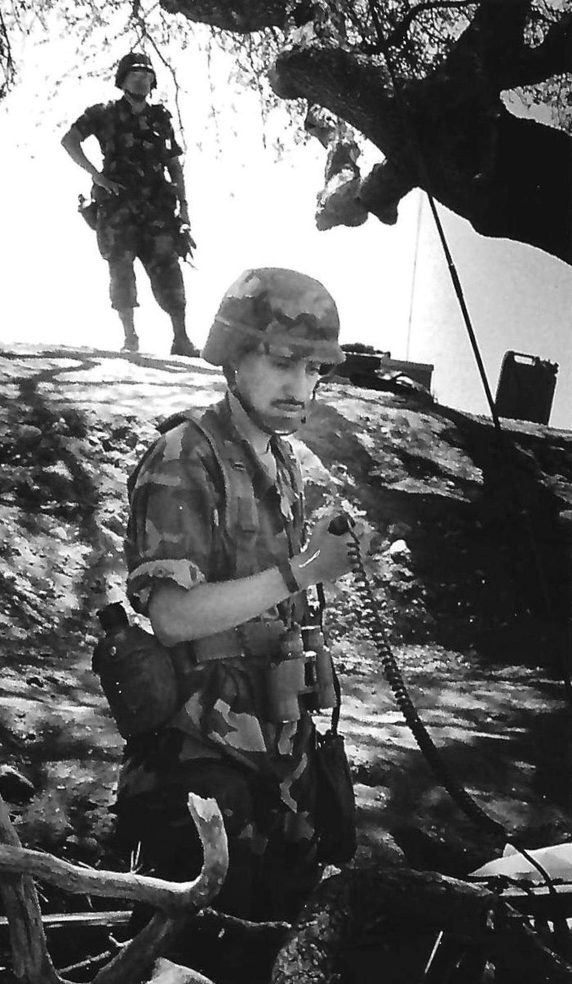 Alex Avila spots for a self-propelled 155 mm howitzer at Camp Roberts. Photo published Aug. 9, 1989.