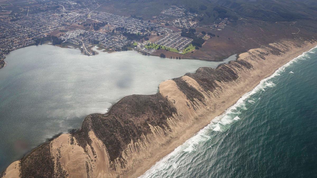 The sand spit at Montana de Oro State Park separates the ocean from the Morro Bay Estuary. 
