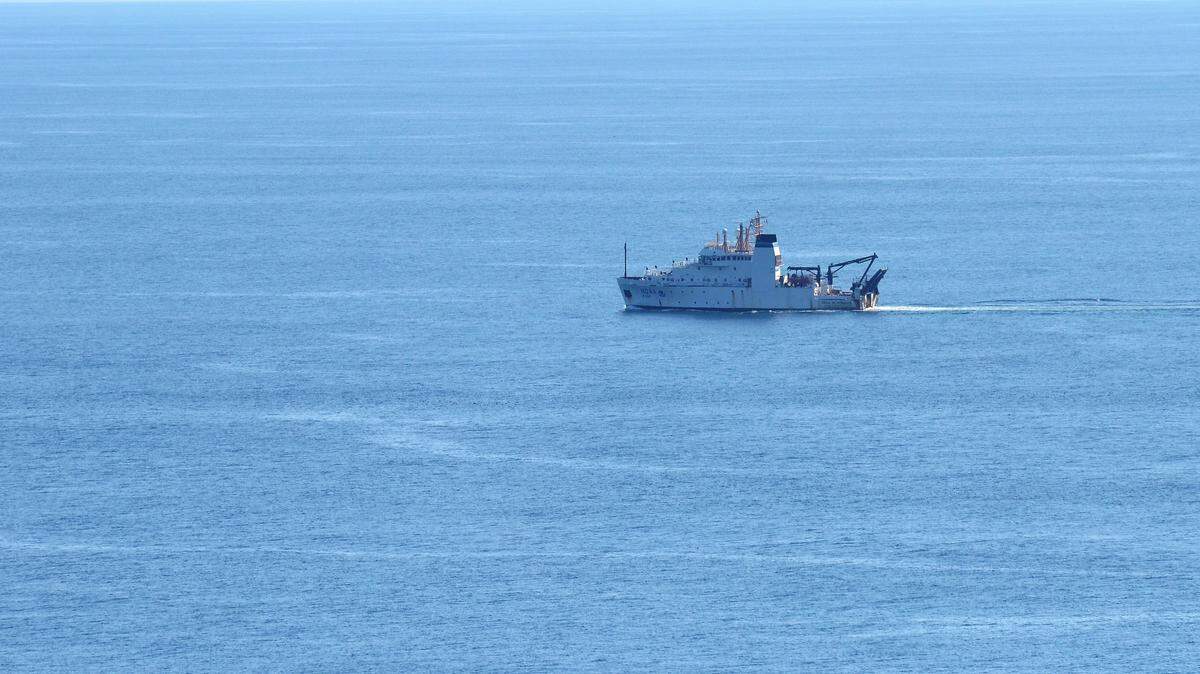 A research ship, NOAA's Bell M. Shimada sailing southeastward along the parallel lines of Langmuir Circulation off Big Sur last week.