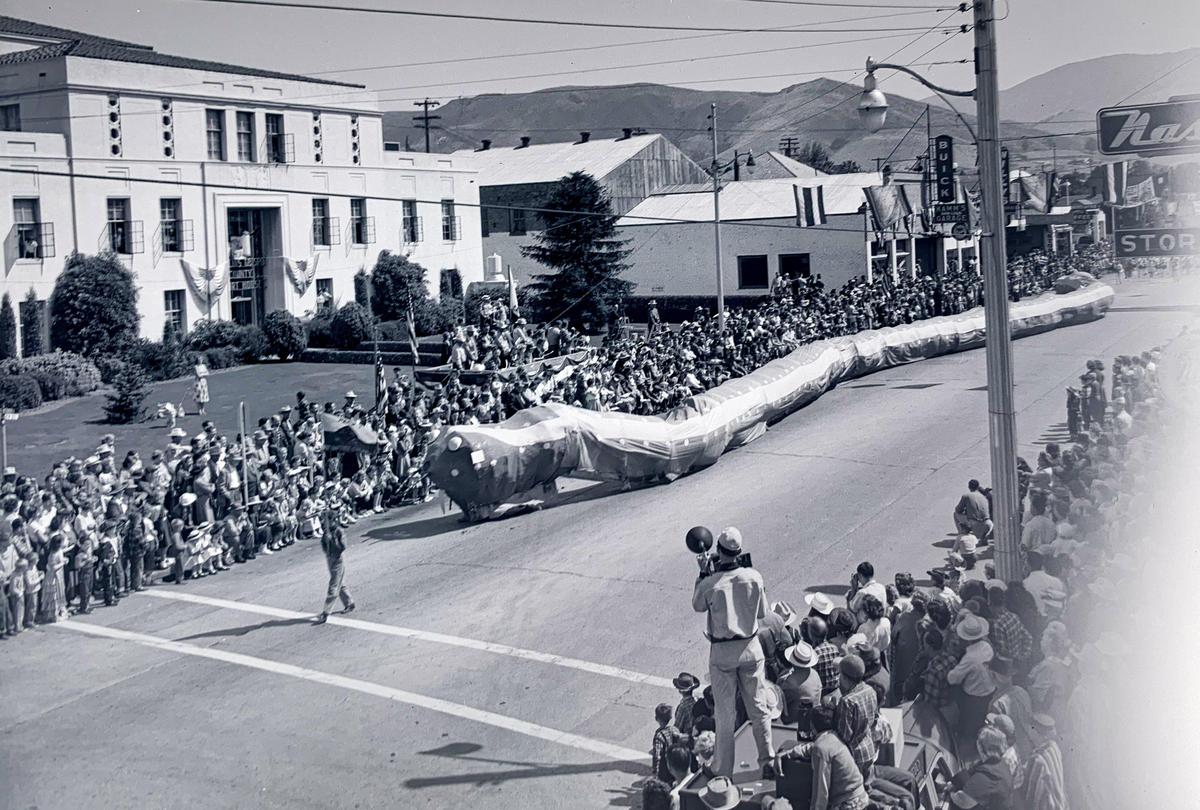 Some sort of snake/centipede moves past the courthouse and Kamm’s Buick dealership and garage. A collection of 4x5 inch negatives show San Luis Obispo’s La Fiesta de las Flores parade on Monterey Street on. May 19, 1950.