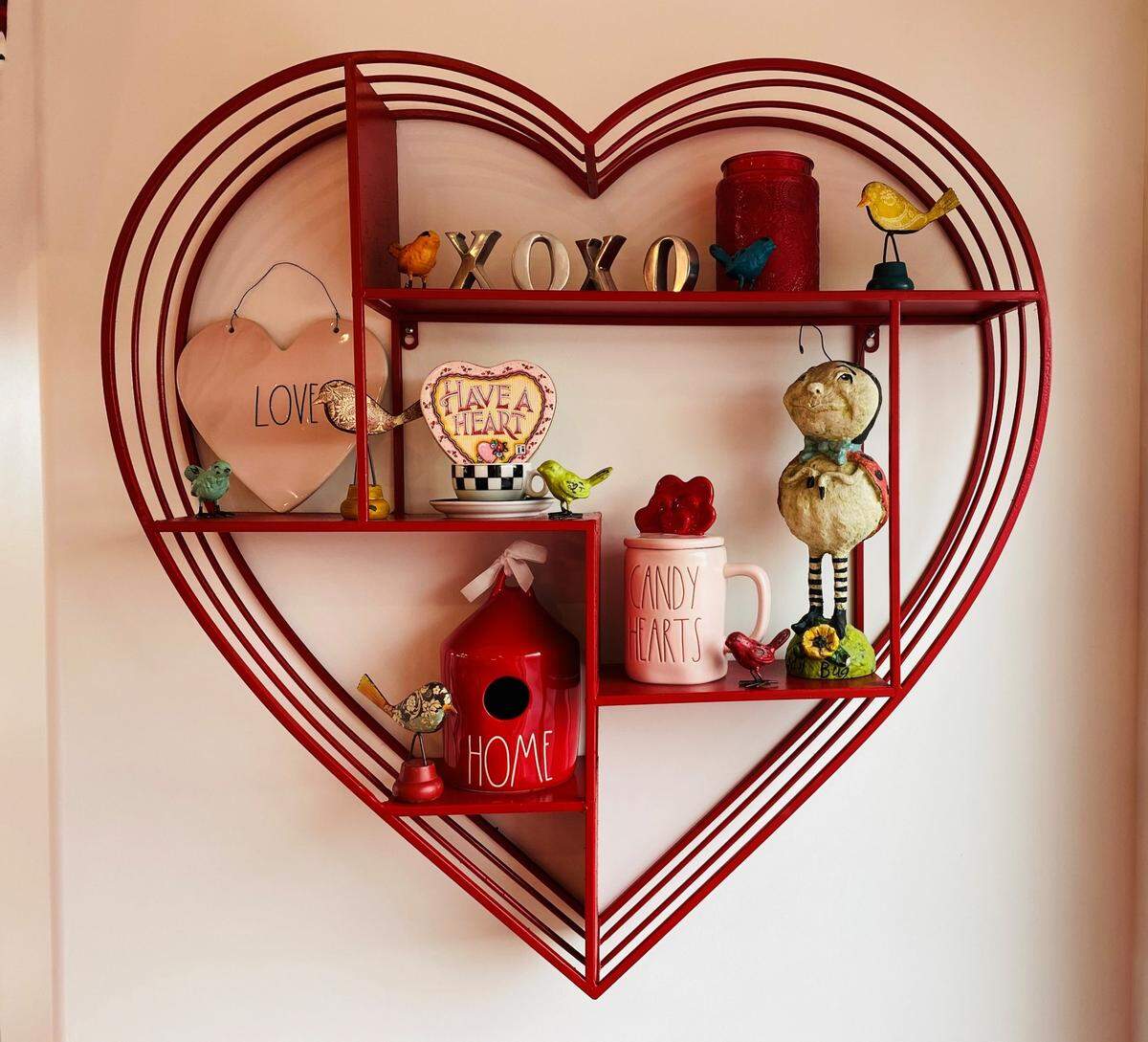 Red is at the heart of Los Osos homeowner Barb Saia’s decorating scheme. 