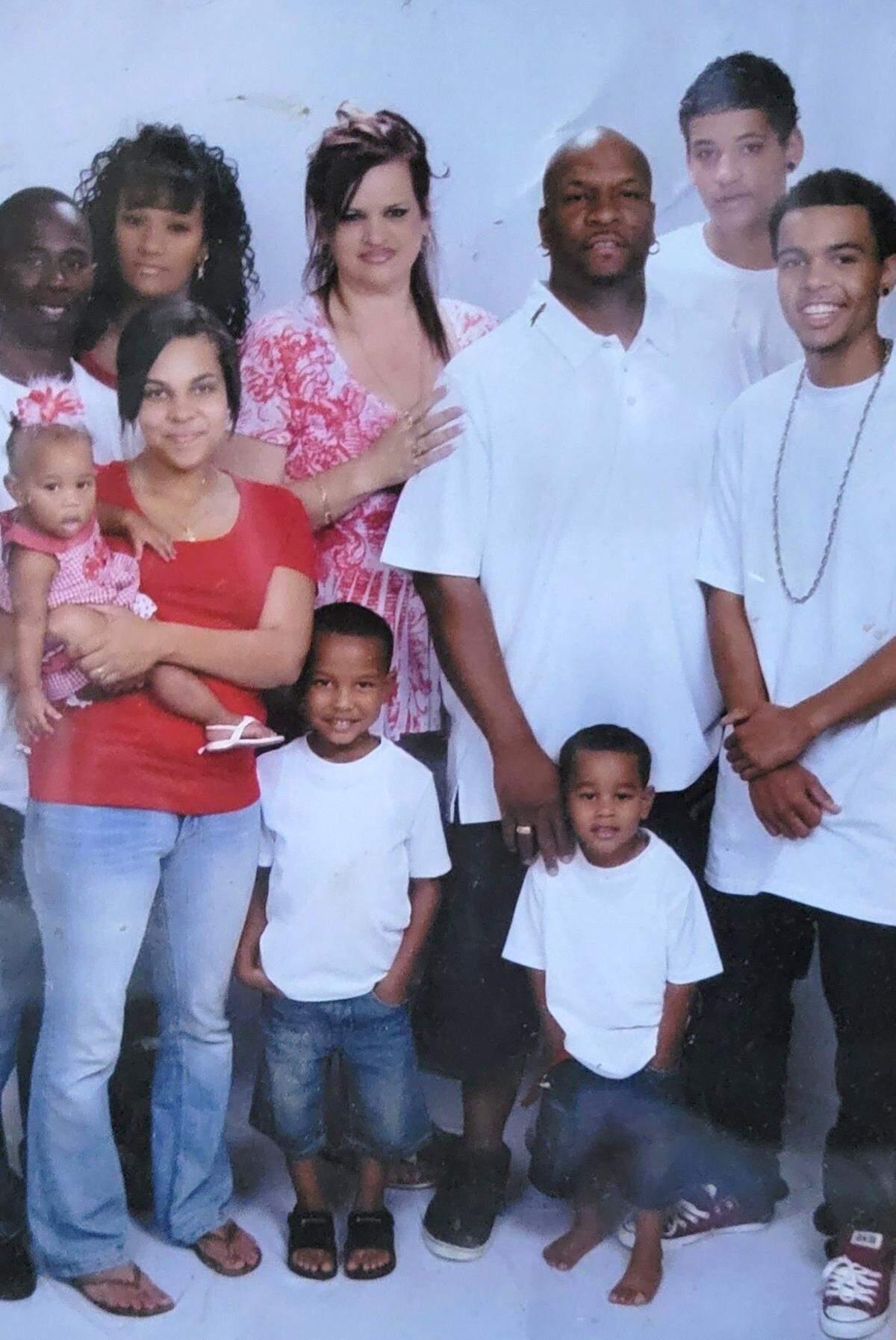 From left to right, Eric White, Tianna Perry, Tierra Perry, Kelli Perry, Geary Perry, Terrence Perry and Trevon Perry and three of Kelli and Geary’s grandchildren pose for a family photo. Trevon Perry was murdered in Paso Robles in March 2020.
