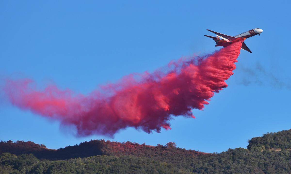 An Erickson MD-87 plane makes a Phos-chek drop on the Alisal Fire.