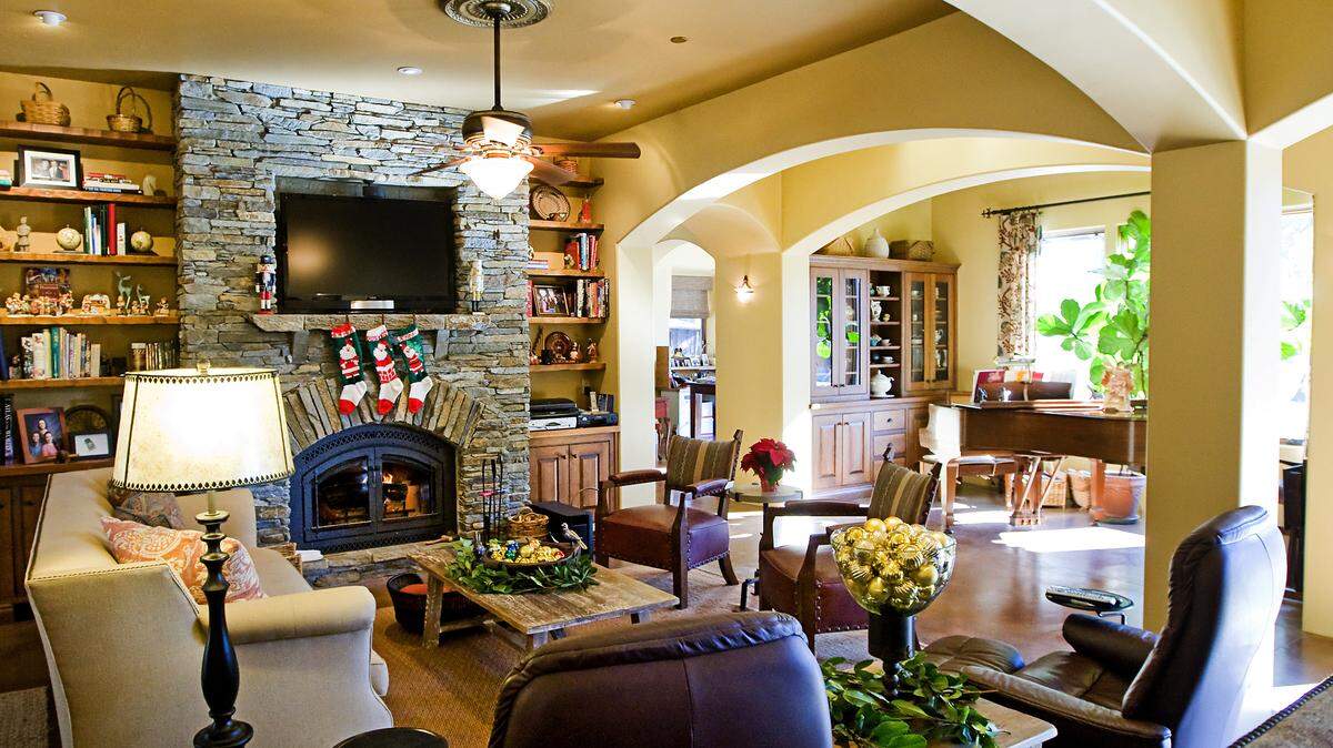 The architecture and décor in the Hansens’ great room was inspired by Tuscan design. 