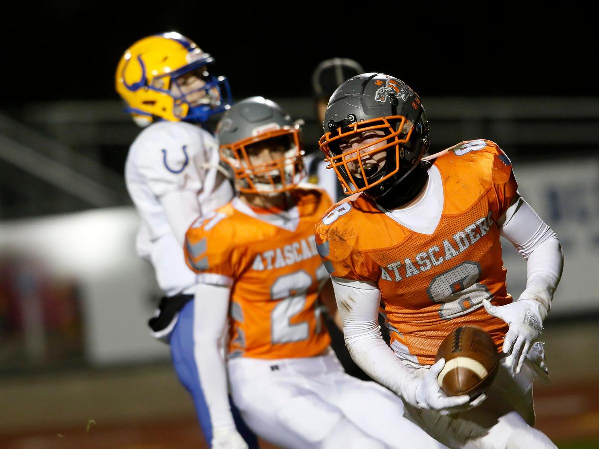 Atascadero’s Kaleb Pryor (8) caught a 35-yard touchdown pass from Kane Cooks for Atascadero’s second scoring drive en route to a 35-0 CIF-Central Section Division 5 semifinal win over Dos Palos High.