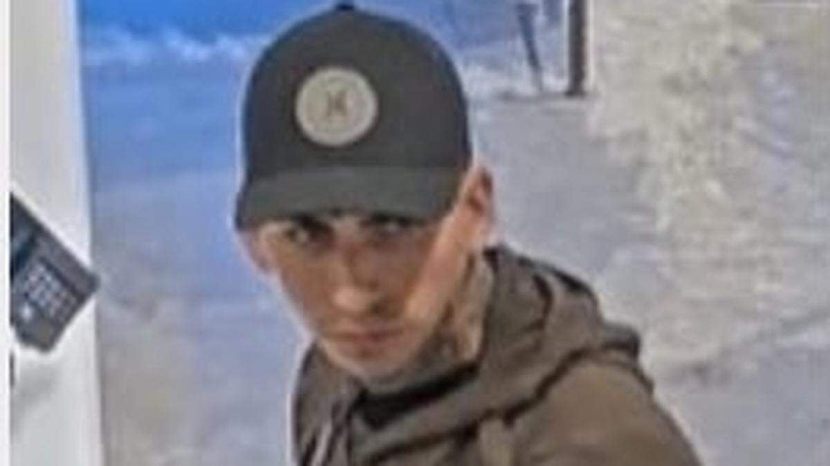 San Luis Obispo police are searching for a thief who allegedly used a stolen credit card to purchase $5,000 of merchandise from the Apple Store on Higuera Street in San Luis Obispo on Oct. 24, 2025.