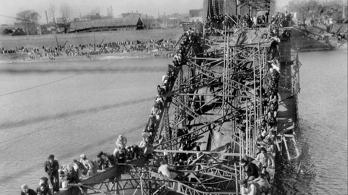 Refugees crawling across the Tae Daong Bridge in Pyongyang, North Korea, November 1950.