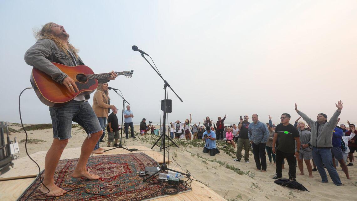 Despite wildfires and a pandemic, a Christian ‘protest’ draws huge crowd to Pismo Beach