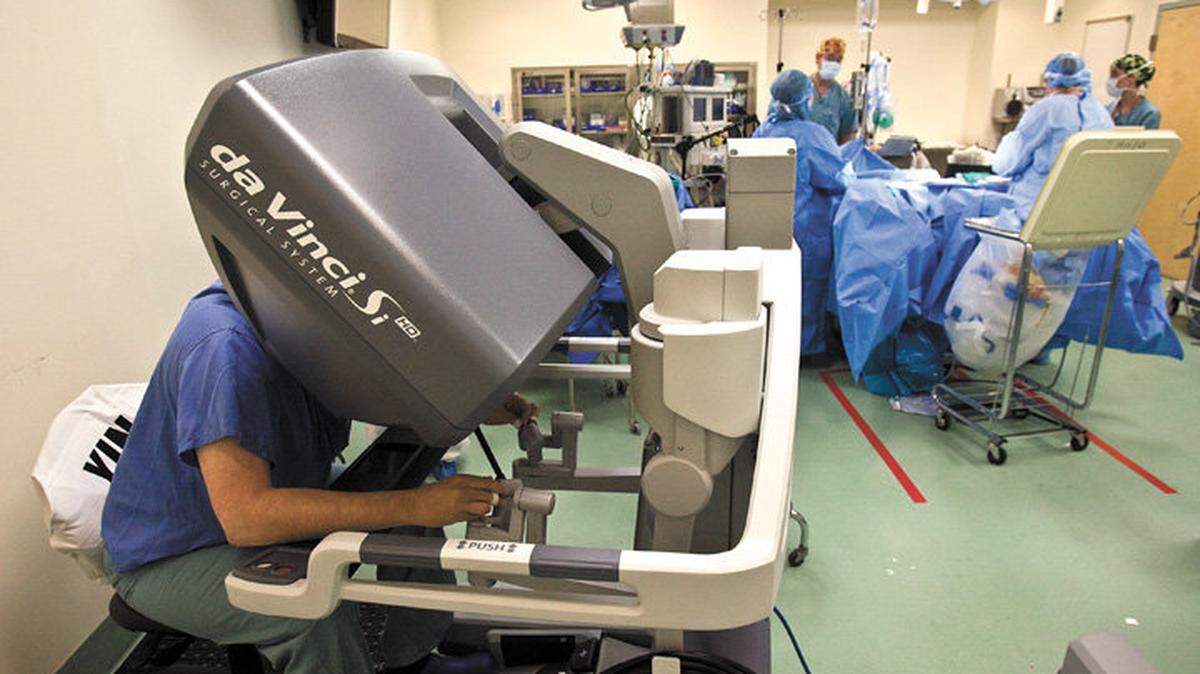 Assistant Surgeon Dr. Kurt Haupt, left, demonstrates surgery with the Da Vinci system at Sierra Vista Hospital in SLO .   photo Jayson Mellom 2-09-10