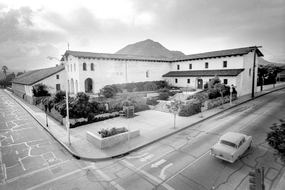 Mission San Luis Obispo de Tolosa is een in December 1967 before Monterey Street was closed for Mission Plaza.