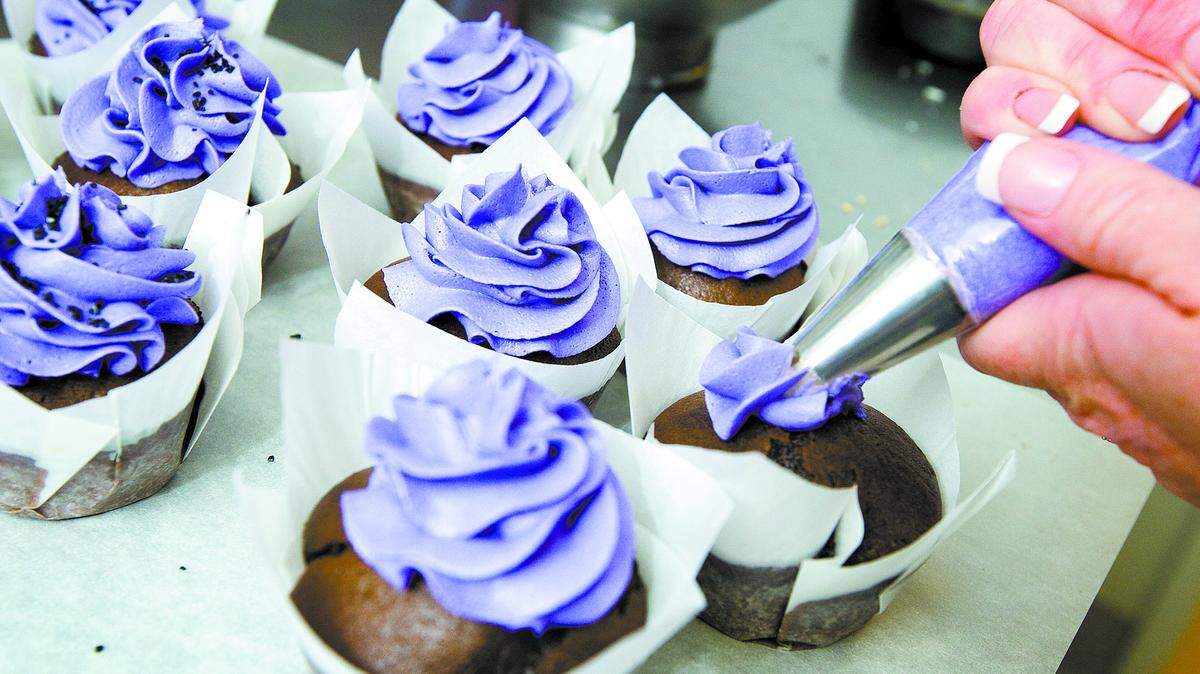 Michele Fellows frosts a custom order of cupcakes for a birthday party at her bakery, Sweet Alexis, in Los Osos.