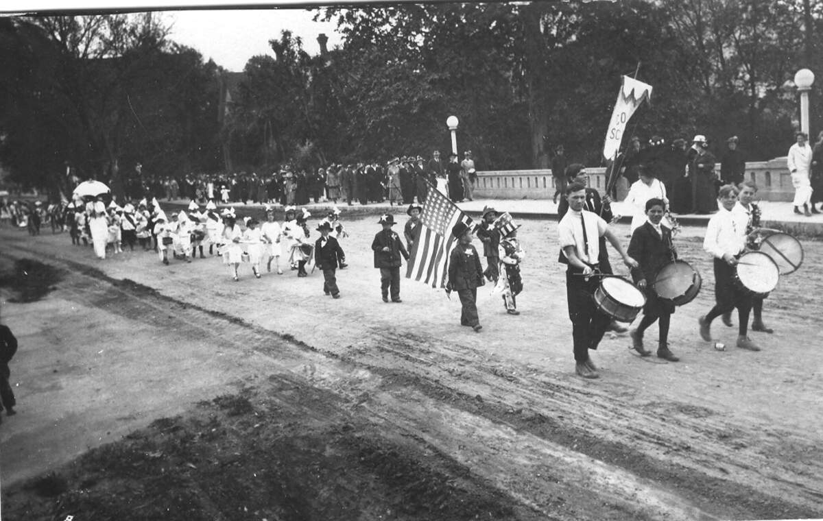 An undated postcard photo of a Marsh Street parade.