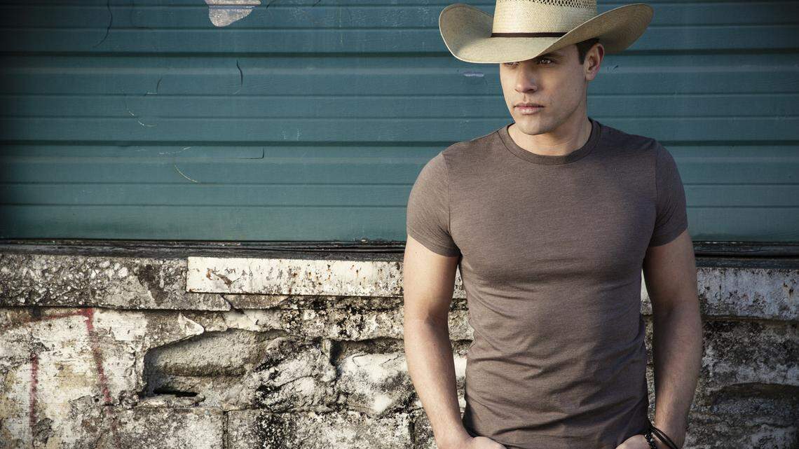 Dustin Lynch.