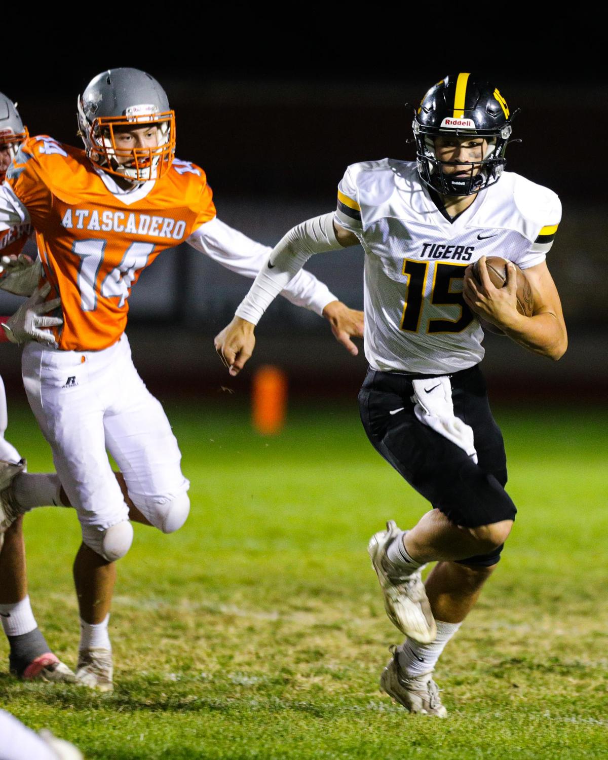 Jace Gomes runs for San Luis Obispo in the Tigers’ 31-13 win over Atascadero on Oct. 22, 2021.