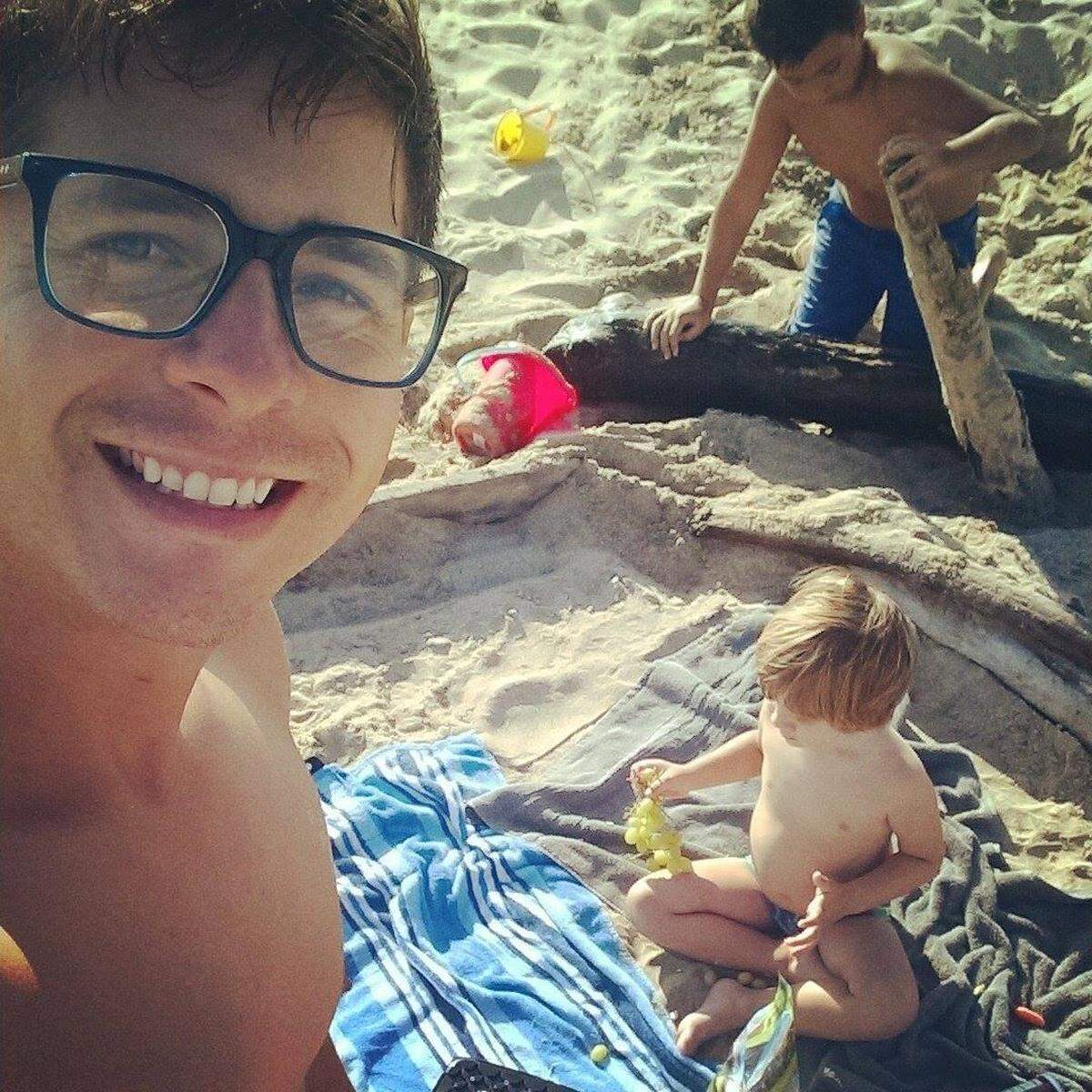 Jason Erracalde and his children at the beach in 2015.
