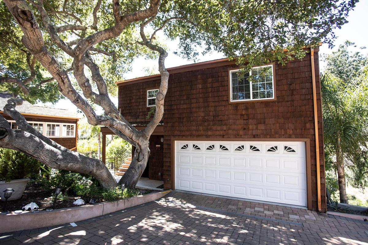 Former Pismo City Councimember Shelly Higgenbotham owns this one bedrom AirBnB unit.