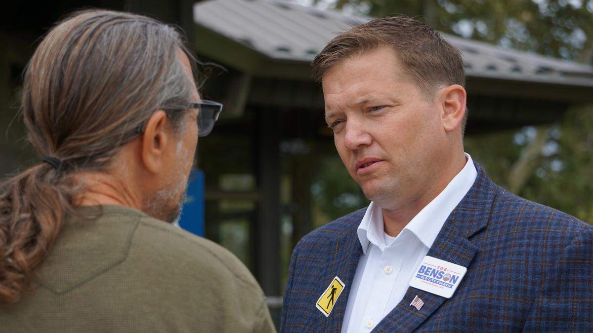 San Luis Obispo City Council candidate Joe Benson speaks to an attendee at an election housing forum on Sunday, Sept. 18, 2022.