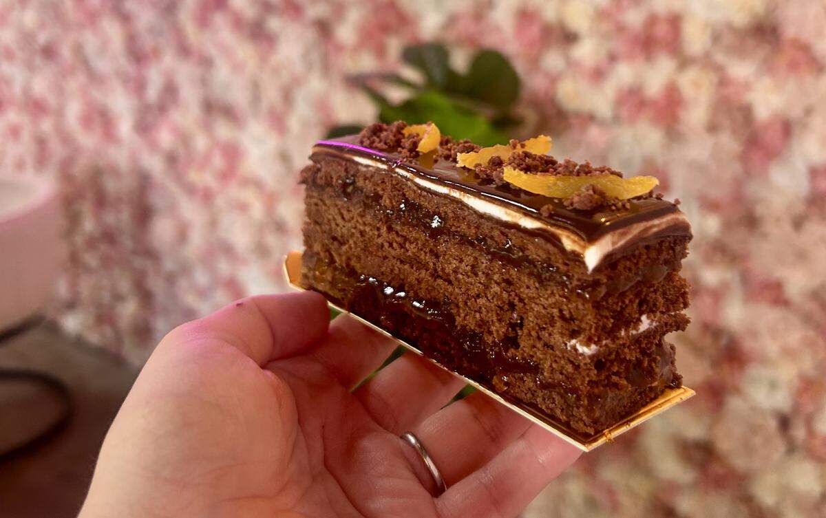 For The Ultimate Baking Championship, contestant and Michelin star pastry chef Florencia Breda made a chocolate sachertorte with apricots on top of the cake.
