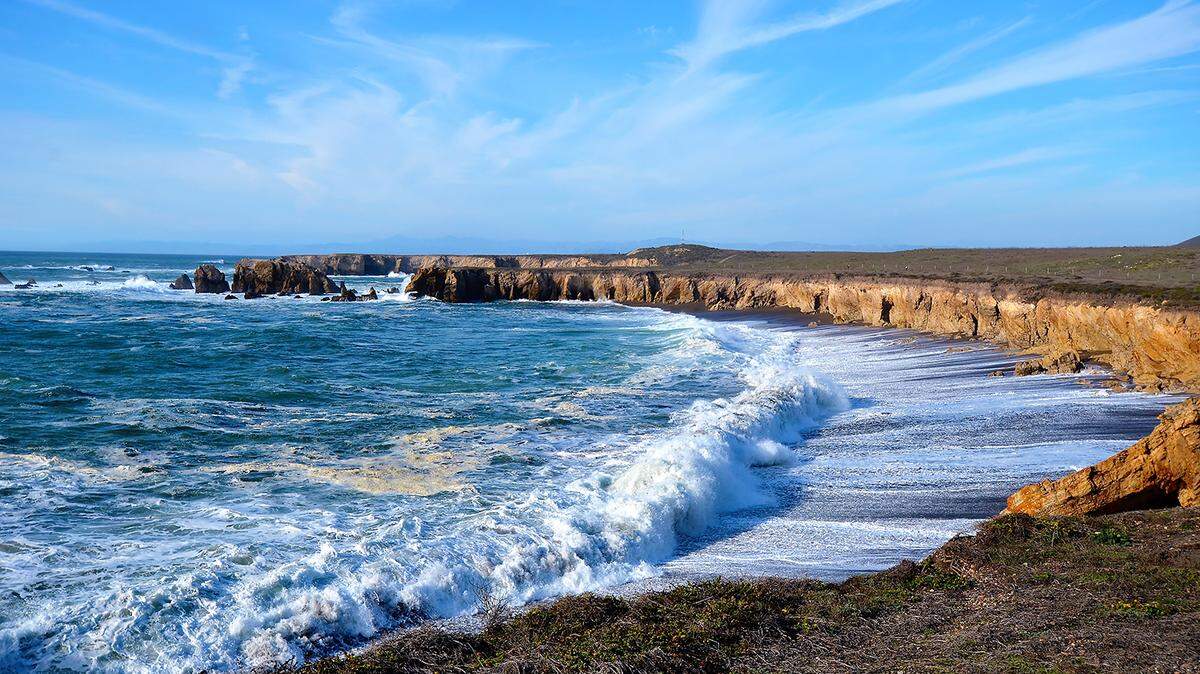 In november, Santa Lucia winds brought clear skies and large waves to the Pecho coastline.