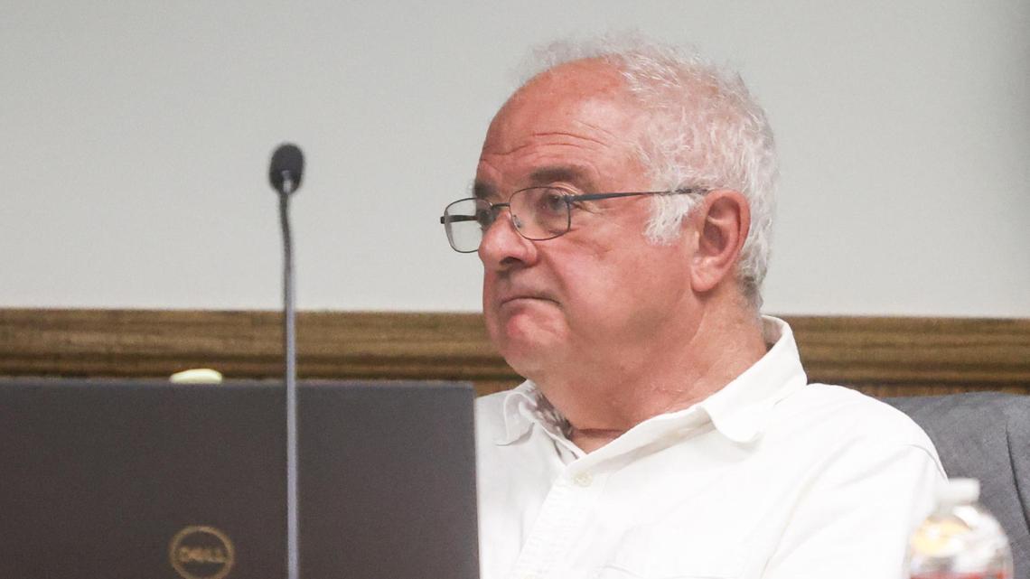 Christopher Arend, presidente de la Junta Directiva del Distrito Escolar Unificado Conjunto de Paso Robles, escucha los comentarios del público durante la reunión del 22 de junio de 2021. Arend redactó una resolución que prohibiría efectivamente que la teoría crítica de la raza se enseñe en las escuelas de Paso Robles.