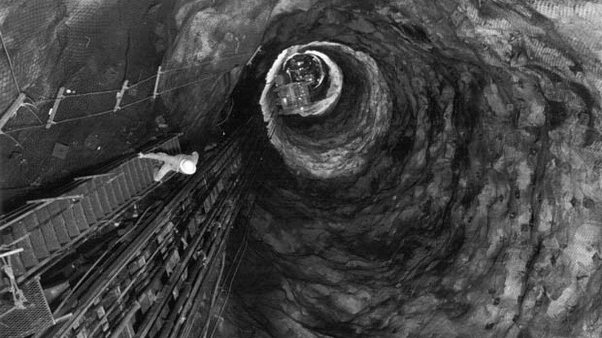 Inside the 27 foot diameter penstock that drops water 1,665 feet between Sierra Nevada lakes. Helms Pumped Storage Project cost $400 million and provides peak power then pumps water back uphill in the slack time. It is the partner facility to Diablo Canyon Nuclear Power Plant.
August 22, 1980
PG&E photo