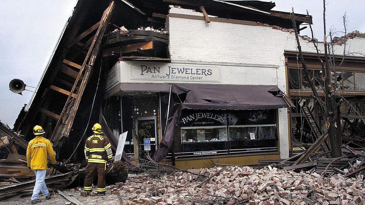 Pan Jewelers after the San Simeon Earthquake. Photo taken Dec. 22, 2003.