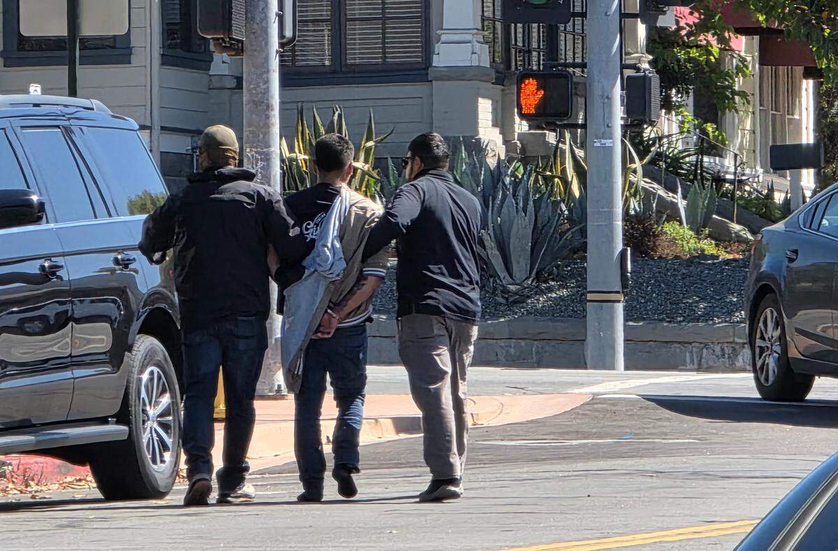 Agentes de ICE enmascarados arrestan a Omar Catalán Estrada cuando salía del Tribunal Superior de San Luis Obispo el 31 de julio de 2025.