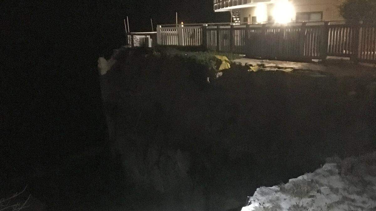 A woman fell from an Isla Vista balcony to the beach below Friday night and was transported to the hospital with injuries, the Santa Barbara County Sheriff’s Department said.