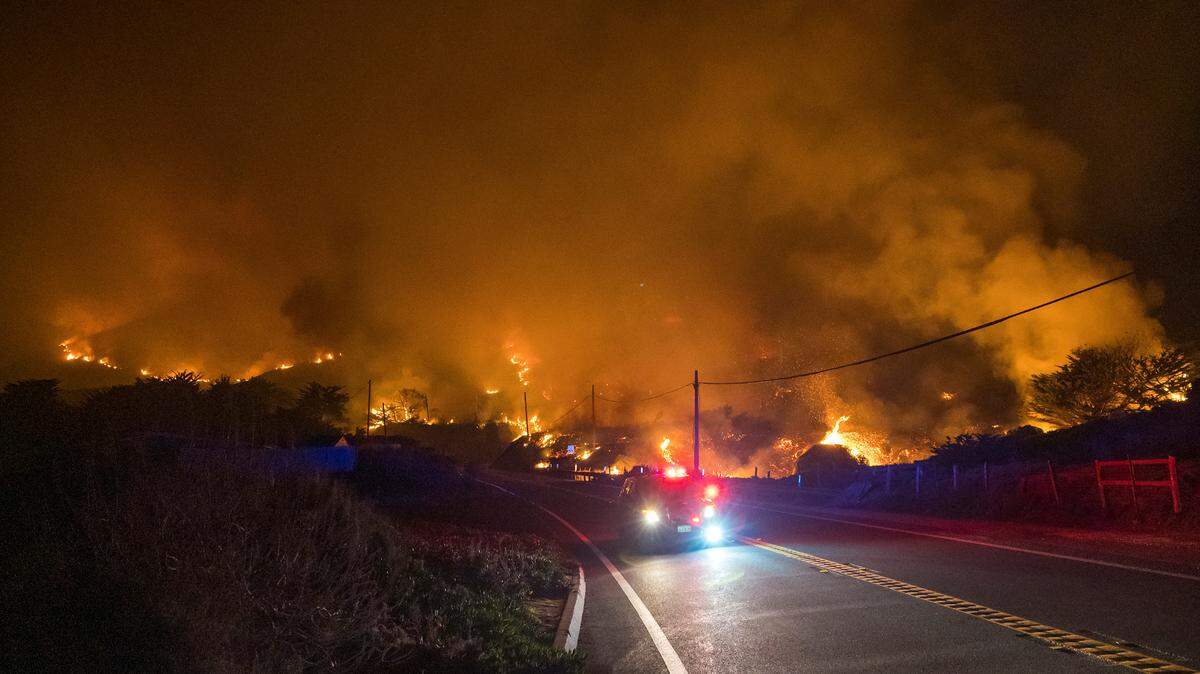 The Colorado Fire burns along Highway 1 near Big Sur, Calif., Saturday, Jan. 22, 2022. (AP Photo/Nic Coury)