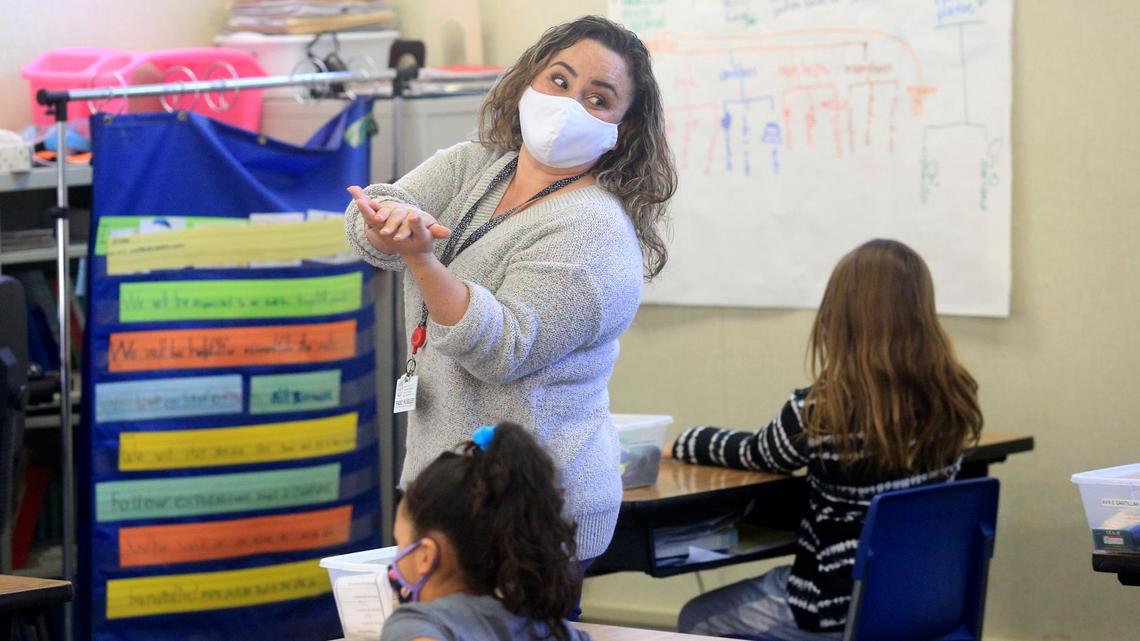 Christiana Velasco dirige su clase de tercer grado en una lección de ciencias sobre abejas y polinización en Georgia Brown Elementary School en Paso Robles.